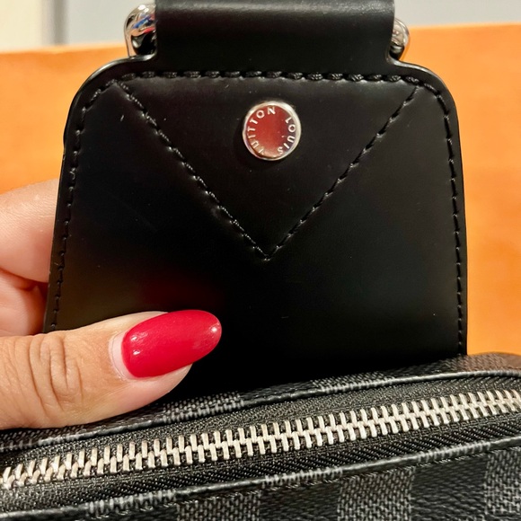 Louis Vuitton Damier Graphite Checkered Men's Backpack/Slingbag - Picture 5 of 16